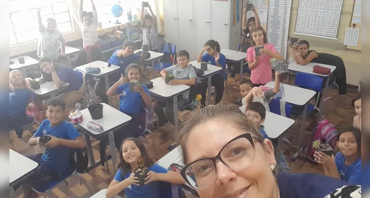 Tendo solidificado as bases teóricas sobre o assunto, os alunos realizaram inúmeras ações práticas como debates e a preparação de mudas que foram compartilhadas com a comunidade escolar.