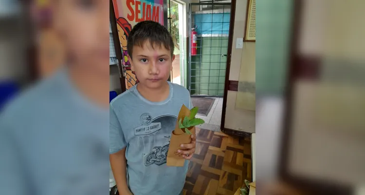 Tendo solidificado as bases teóricas sobre o assunto, os alunos realizaram inúmeras ações práticas como debates e a preparação de mudas que foram compartilhadas com a comunidade escolar.