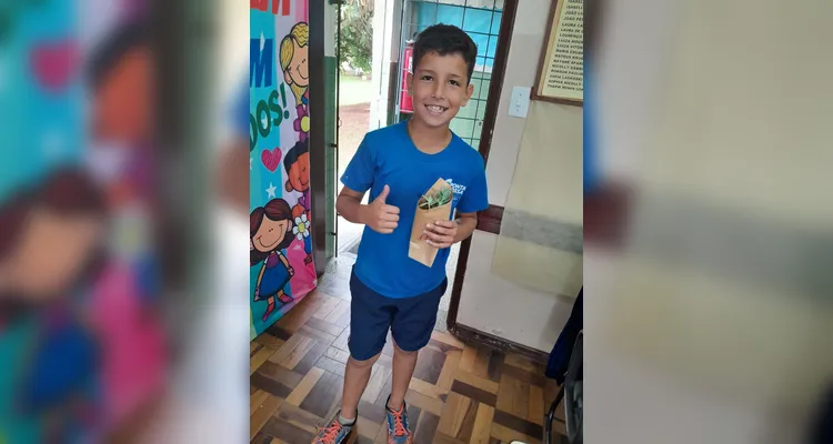Tendo solidificado as bases teóricas sobre o assunto, os alunos realizaram inúmeras ações práticas como debates e a preparação de mudas que foram compartilhadas com a comunidade escolar.