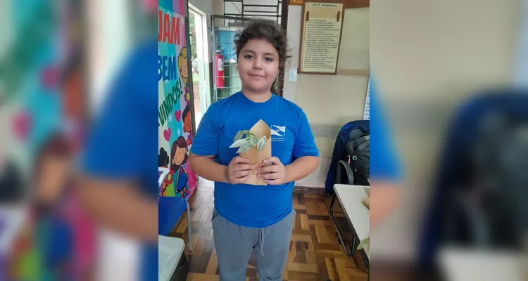 Tendo solidificado as bases teóricas sobre o assunto, os alunos realizaram inúmeras ações práticas como debates e a preparação de mudas que foram compartilhadas com a comunidade escolar.