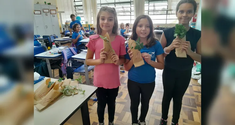 Tendo solidificado as bases teóricas sobre o assunto, os alunos realizaram inúmeras ações práticas como debates e a preparação de mudas que foram compartilhadas com a comunidade escolar.