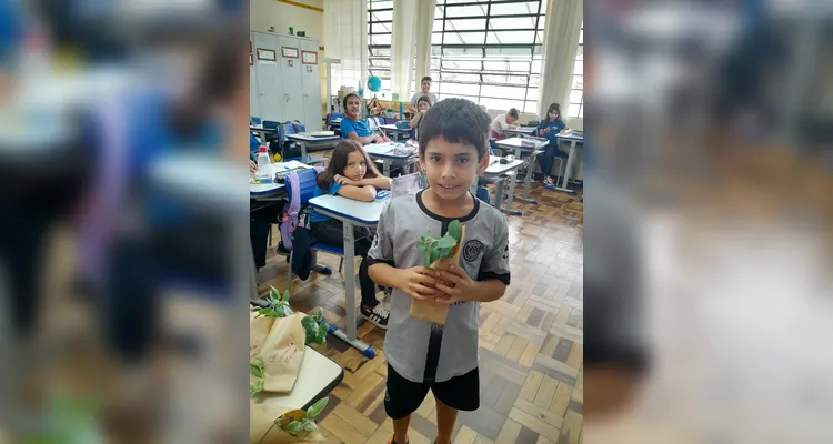 Tendo solidificado as bases teóricas sobre o assunto, os alunos realizaram inúmeras ações práticas como debates e a preparação de mudas que foram compartilhadas com a comunidade escolar.
