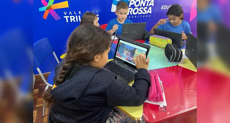 A dinâmica permite que cada aluno avance o conteúdo em seu próprio ritmo, facilitando o processo de aprendizagem.