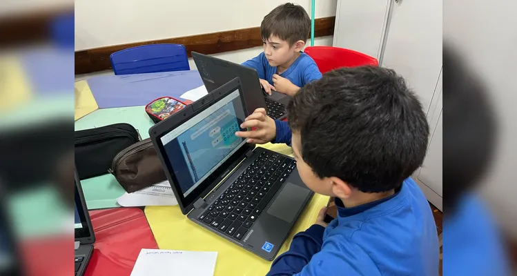 A dinâmica permite que cada aluno avance o conteúdo em seu próprio ritmo, facilitando o processo de aprendizagem.