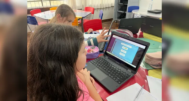 A dinâmica permite que cada aluno avance o conteúdo em seu próprio ritmo, facilitando o processo de aprendizagem.