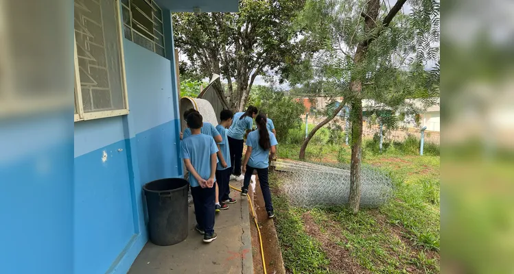 Os alunos também vistoriaram os arredores da escola e de casas vizinhas, visando eliminar focos da doença.