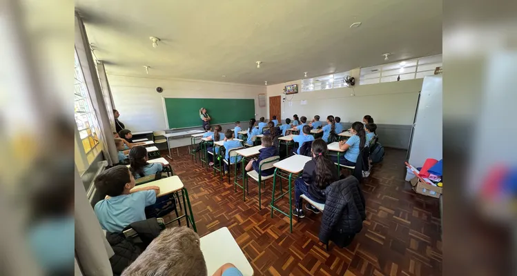 Os alunos também vistoriaram os arredores da escola e de casas vizinhas, visando eliminar focos da doença.