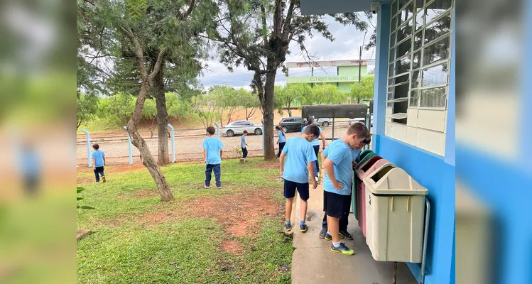 Os alunos também vistoriaram os arredores da escola e de casas vizinhas, visando eliminar focos da doença.
