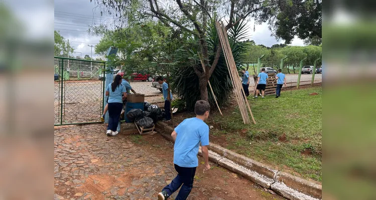 Os alunos também vistoriaram os arredores da escola e de casas vizinhas, visando eliminar focos da doença.