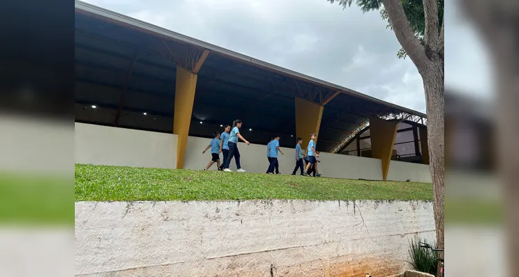 Os alunos também vistoriaram os arredores da escola e de casas vizinhas, visando eliminar focos da doença.