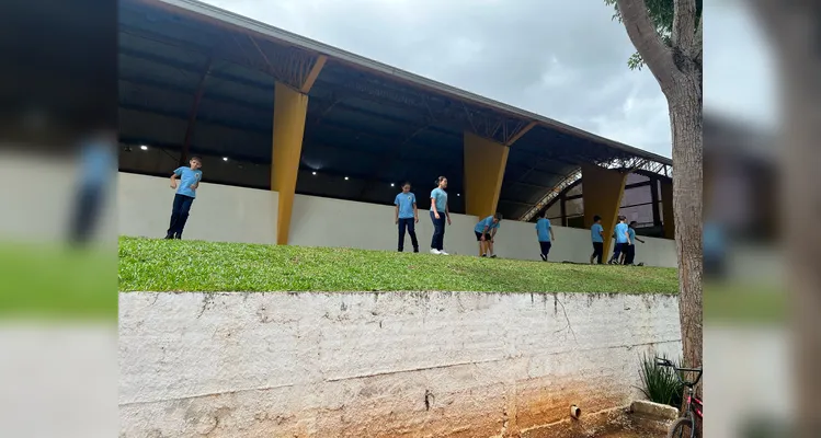 Os alunos também vistoriaram os arredores da escola e de casas vizinhas, visando eliminar focos da doença.
