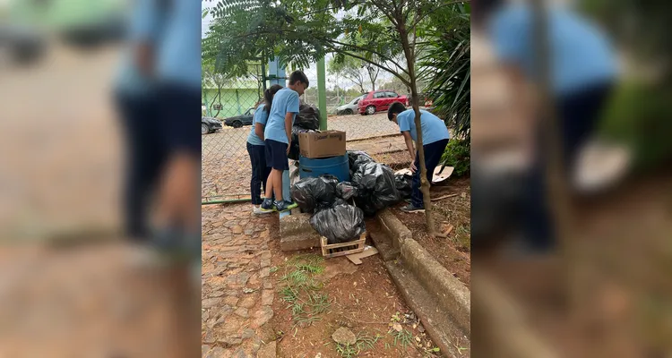 Os alunos também vistoriaram os arredores da escola e de casas vizinhas, visando eliminar focos da doença.