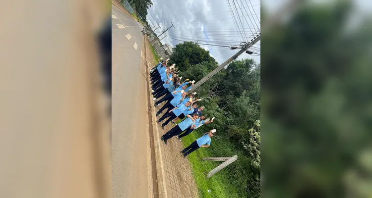 Os alunos também vistoriaram os arredores da escola e de casas vizinhas, visando eliminar focos da doença.