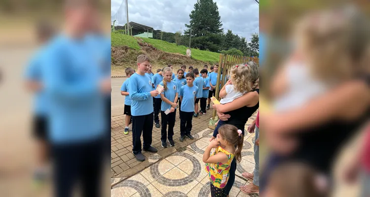 Os alunos também vistoriaram os arredores da escola e de casas vizinhas, visando eliminar focos da doença.