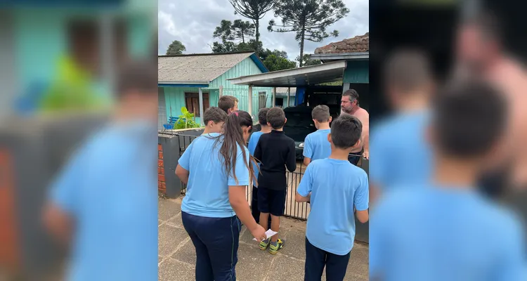 Os alunos também vistoriaram os arredores da escola e de casas vizinhas, visando eliminar focos da doença.