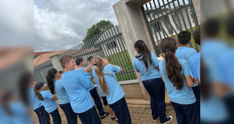 Os alunos também vistoriaram os arredores da escola e de casas vizinhas, visando eliminar focos da doença.
