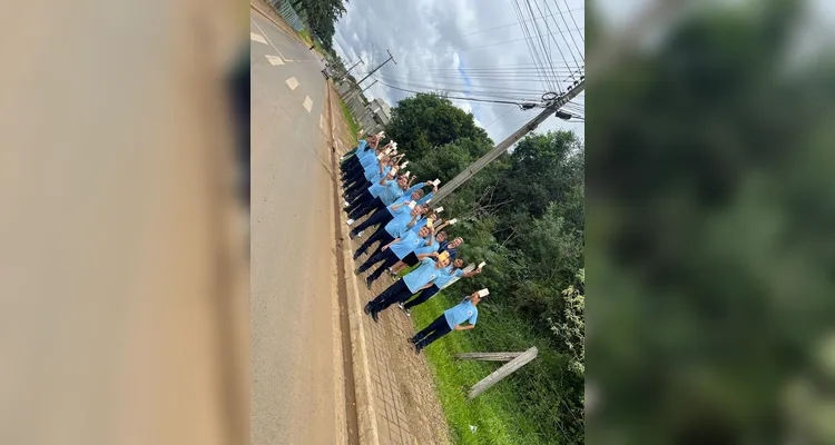 Os alunos também vistoriaram os arredores da escola e de casas vizinhas, visando eliminar focos da doença.