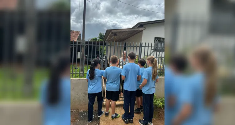 Os alunos também vistoriaram os arredores da escola e de casas vizinhas, visando eliminar focos da doença.