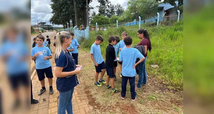 Os alunos também vistoriaram os arredores da escola e de casas vizinhas, visando eliminar focos da doença.