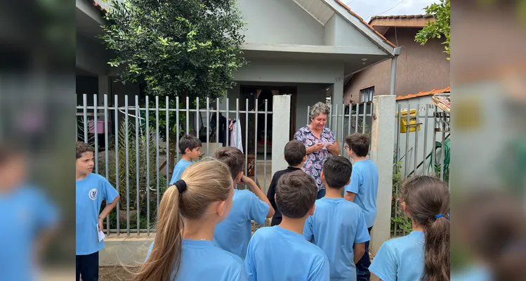 Os alunos também vistoriaram os arredores da escola e de casas vizinhas, visando eliminar focos da doença.