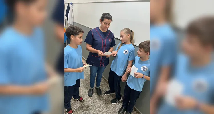 Os alunos também vistoriaram os arredores da escola e de casas vizinhas, visando eliminar focos da doença.