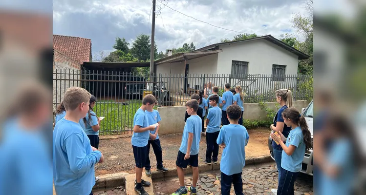 Os alunos também vistoriaram os arredores da escola e de casas vizinhas, visando eliminar focos da doença.