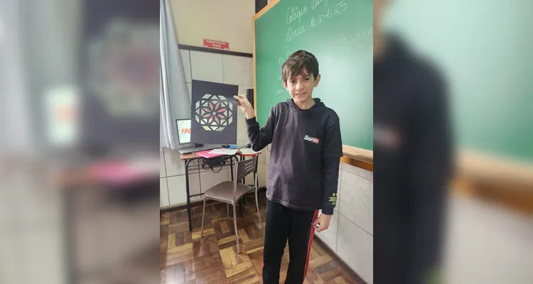 Os alunos confeccionaram seus próprios vitrais e os expuseram em sala de aula.