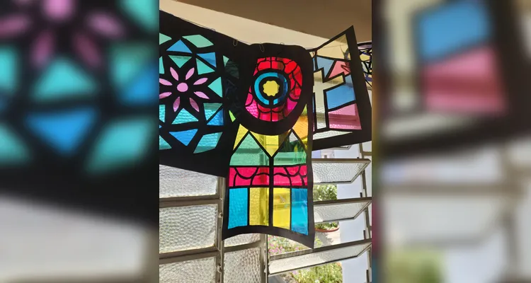 Os alunos confeccionaram seus próprios vitrais e os expuseram em sala de aula.