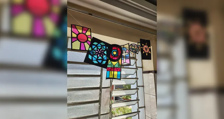 Os alunos confeccionaram seus próprios vitrais e os expuseram em sala de aula.