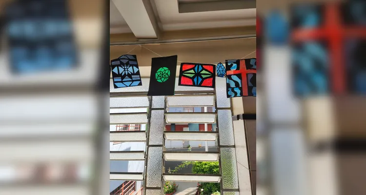 Os alunos confeccionaram seus próprios vitrais e os expuseram em sala de aula.