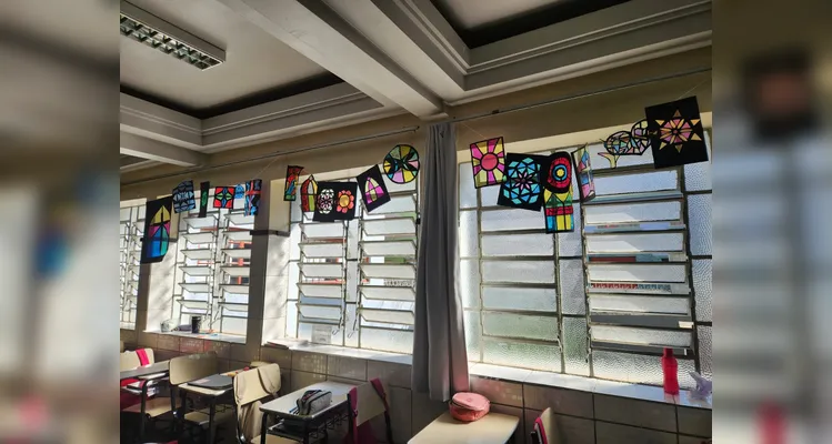 Os alunos confeccionaram seus próprios vitrais e os expuseram em sala de aula.