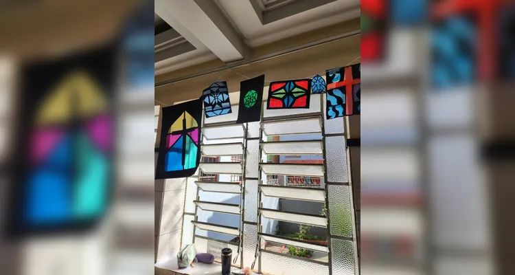 Os alunos confeccionaram seus próprios vitrais e os expuseram em sala de aula.