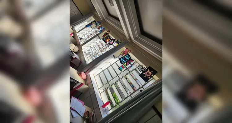 Os alunos confeccionaram seus próprios vitrais e os expuseram em sala de aula.