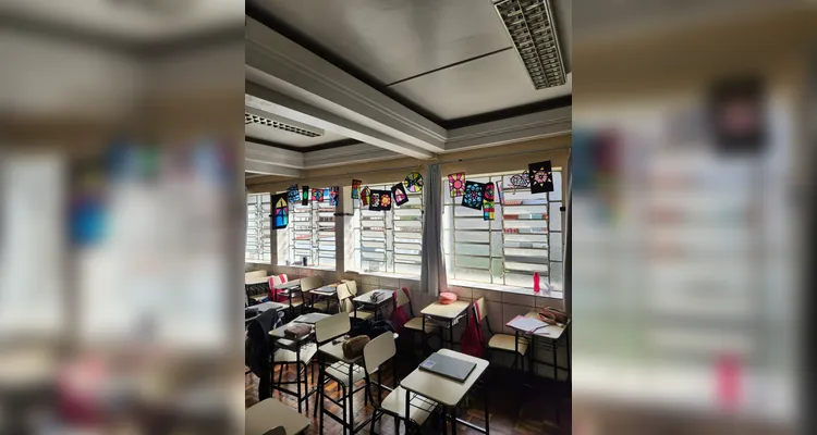 Os alunos confeccionaram seus próprios vitrais e os expuseram em sala de aula.