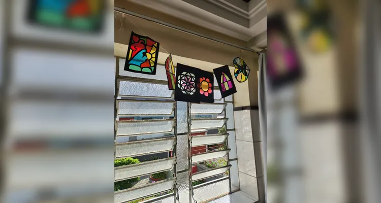 Os alunos confeccionaram seus próprios vitrais e os expuseram em sala de aula.