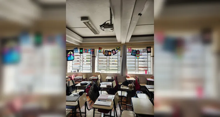 Os alunos confeccionaram seus próprios vitrais e os expuseram em sala de aula.