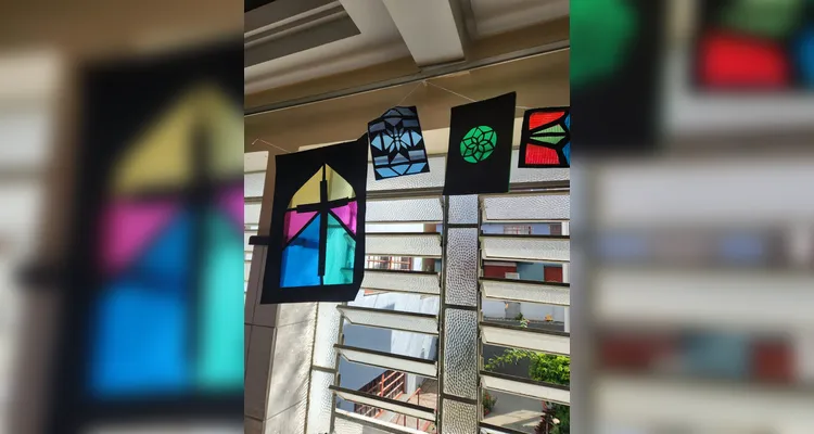 Os alunos confeccionaram seus próprios vitrais e os expuseram em sala de aula.