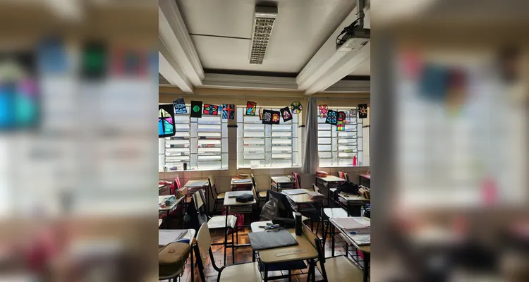 Os alunos confeccionaram seus próprios vitrais e os expuseram em sala de aula.