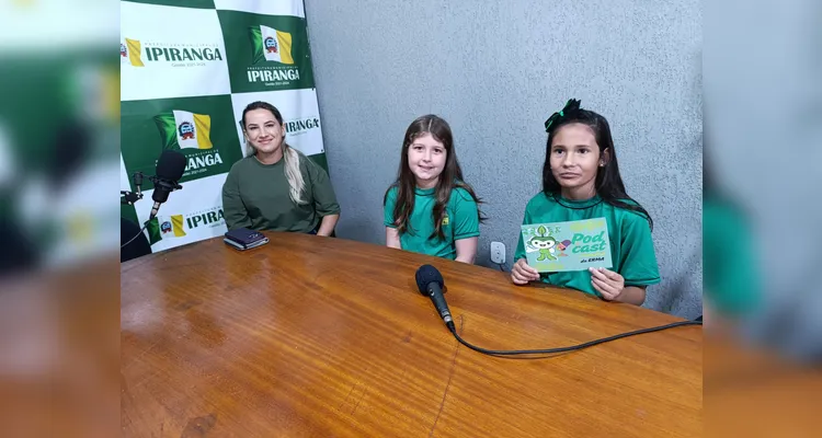 Os alunos prepararam as perguntas, roteiro e realizaram a entrevista com a convidada.