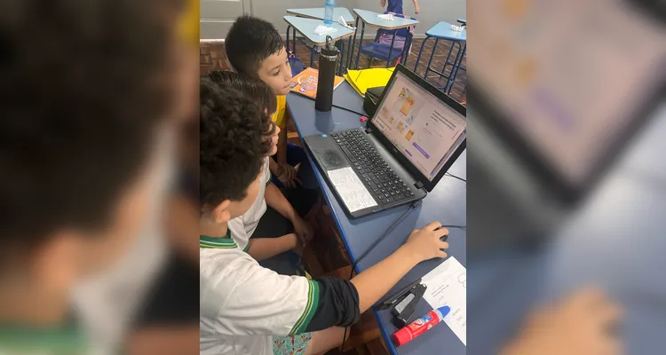 E com o auxílio de ferramentas digitais, os alunos montaram os seus próprios folders informativos.