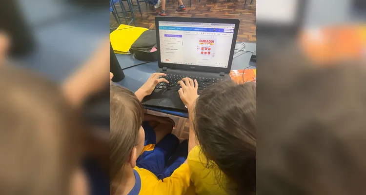 E com o auxílio de ferramentas digitais, os alunos montaram os seus próprios folders informativos.