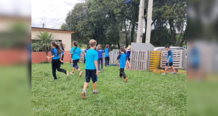 A atividade contagiou a turma, que se empenhou em resolver e encontrar o prêmio.