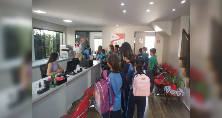 A classe também visitou a rádio local e pôde se familiarizar com o espaço.