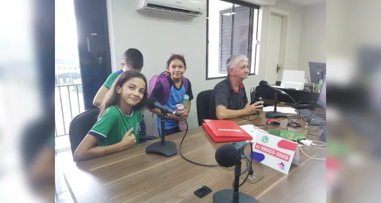 A classe também visitou a rádio local e pôde se familiarizar com o espaço.