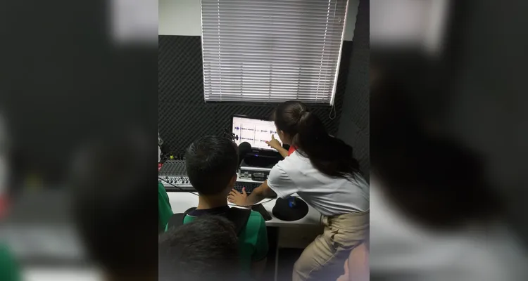 A classe também visitou a rádio local e pôde se familiarizar com o espaço.