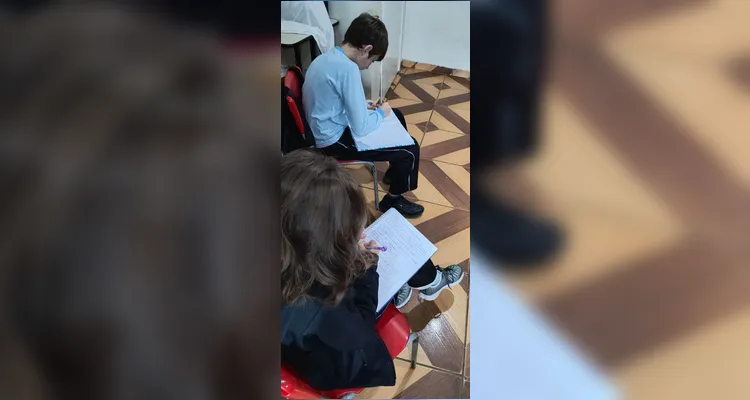 Os educandos criaram as perguntas para as entrevistas e na sequência escreveram os textos seguindo os padrões do gênero.