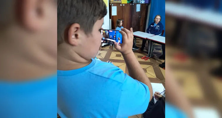 Os educandos criaram as perguntas para as entrevistas e na sequência escreveram os textos seguindo os padrões do gênero.