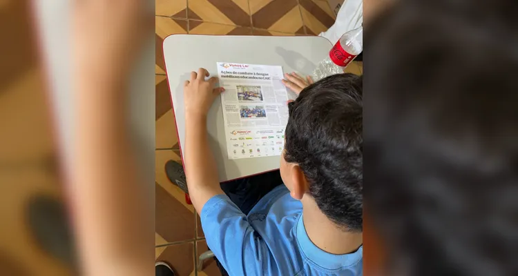 Os educandos criaram as perguntas para as entrevistas e na sequência escreveram os textos seguindo os padrões do gênero.