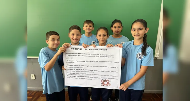 Com o resultado das pesquisas, confeccionaram cartazes.