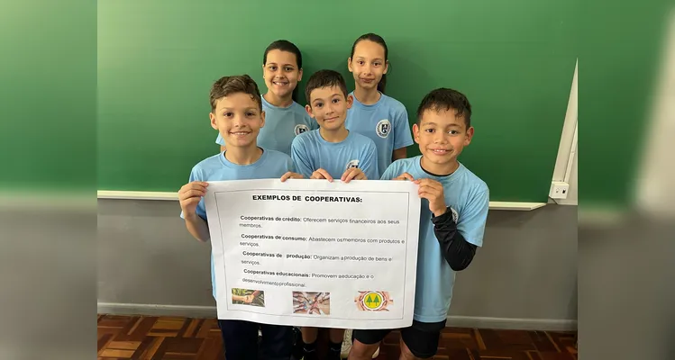Com o resultado das pesquisas, confeccionaram cartazes.